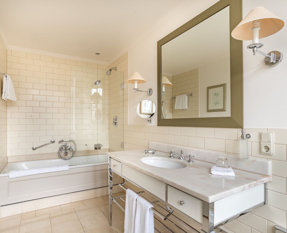 03 Quellenhof Classic Comfort Room Bathtub Min