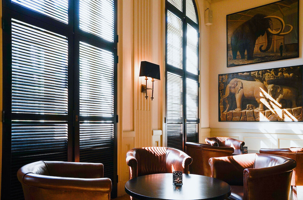Stimmungsvolle Sitzgelegenheiten in der Elephant Bar im Parkhotel Quellenhof Aachen