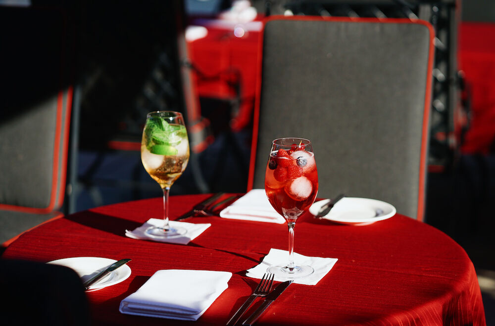 Parkhotel Quellenhof Aachen Terrasse gedeckter Tisch mit Cocktails Nahaufnahme
