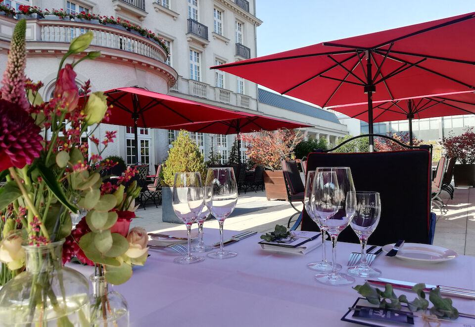 Parkhotel Quellenhof Aachen Terrasse gedeckter Tisch mit Blumen